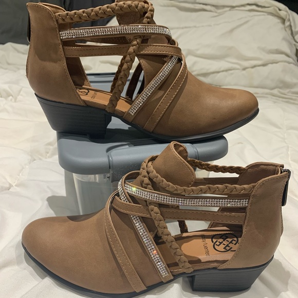 Daisy Fuentes Shoes - Daisys Fuentes  booties/short boot. Size 8